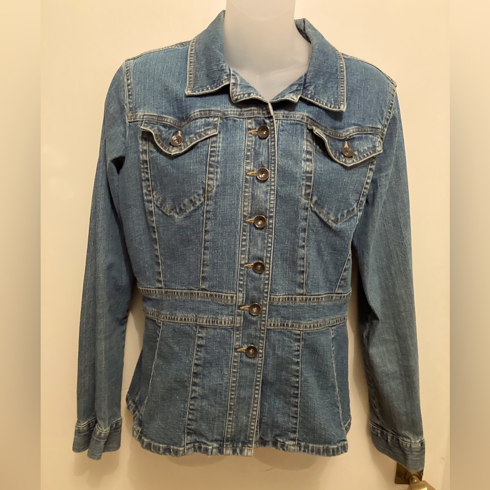 Woman’s Blue JEAN JACKET MEDIUM Axcess by Liz Claiborne, pockets good condition